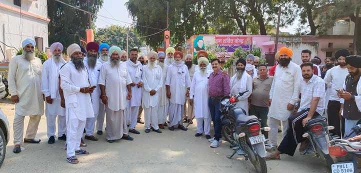Hundreds of farmers reached the police station in the dispute over the water of Soti river