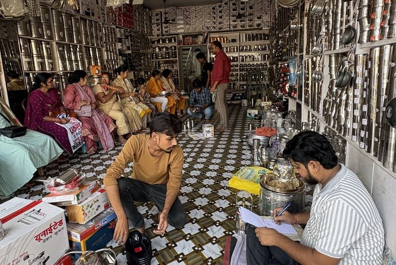 Siddharthnagar News: Markets decorated in anticipation of a rain of money on Dhanteras