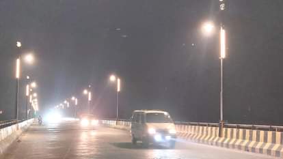 यूपी के कई इलाकों में रात और सुबह हल्की धुंध दिखती है।
