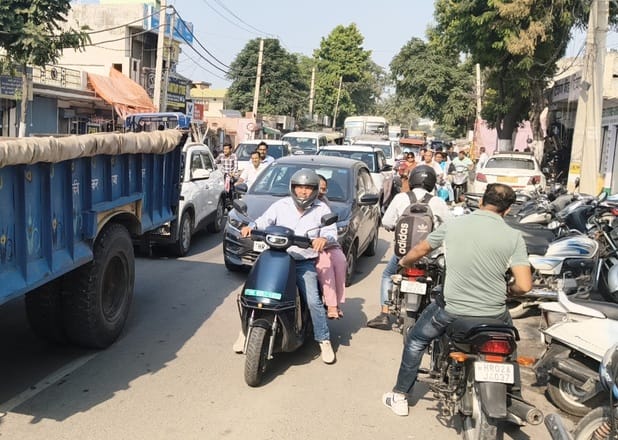 Encroachment causes problems for people, causing traffic jams on the roads