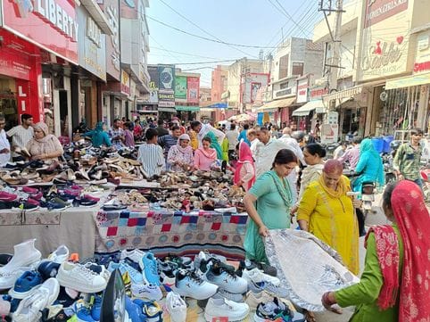 Police force deployed to keep the market jam-free