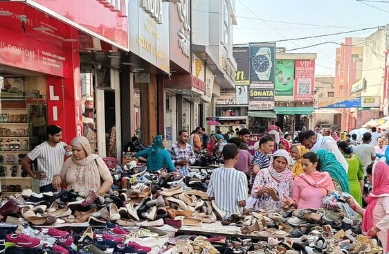 Temporary parking has been set up in the market to deal with the crowd.