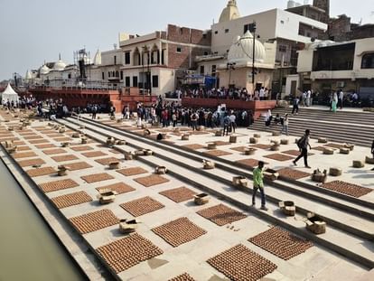 Ayodhya News: 56 घाटों पर स्वयंसेवकों ने अब तक बिछाए 60 फीसदी दीये Volunteers have lit 60% of the diyas at 56 ghats so far