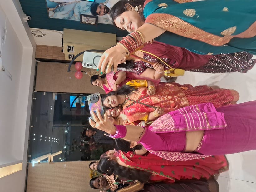 When the Dandiya couple met, their feet started dancing and it created a lot of excitement.