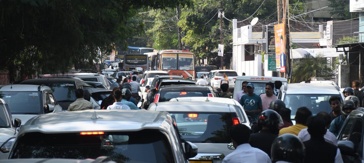 Traffic jam hinders access to the emergency of Balrampur Hospital
