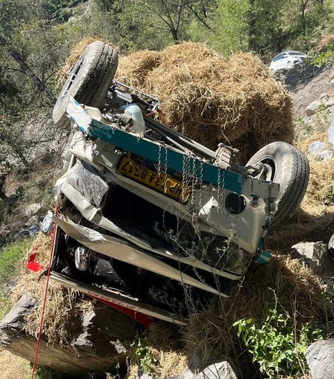 Pickup falls into ditch near Dodni