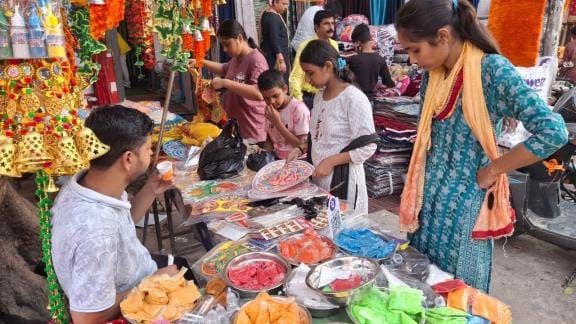 Dhanteras market shines, attractive offers tempt