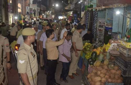 To deal with the traffic jam, encroachments were removed from outside the shops.
