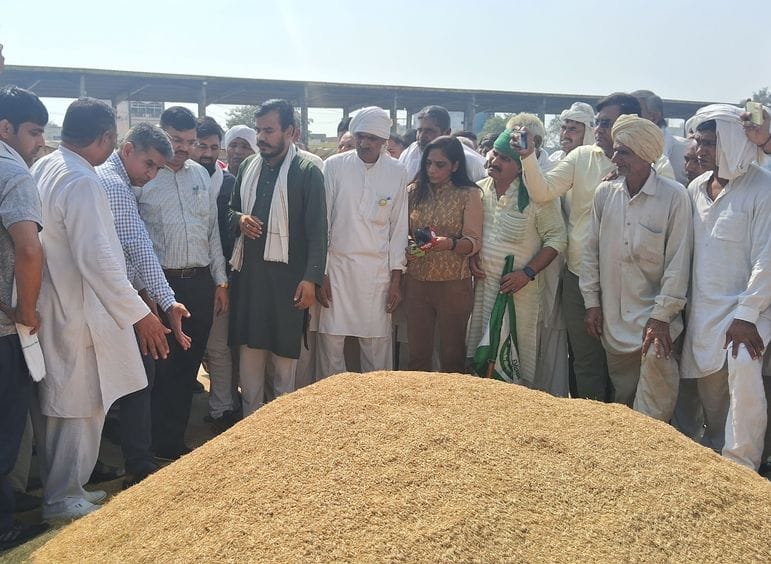 Farmers angry over non-purchase of PR paddy staged protest at SDM office