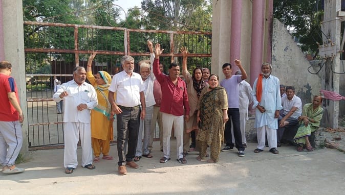 People's anger erupted over water shortage, lock was put outside the Public Health Department.