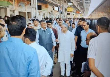 Railway Minister inquired about passenger facilities from officials