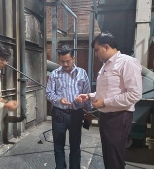 SDM Naseeb did night patrolling with the officials of the Pollution Department.