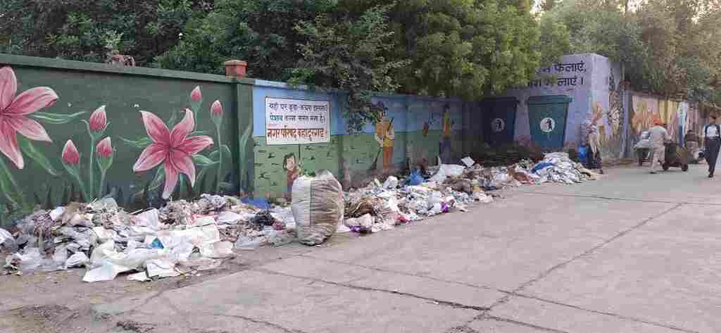 Pollution is increasing due to garbage and dust flying on the roads