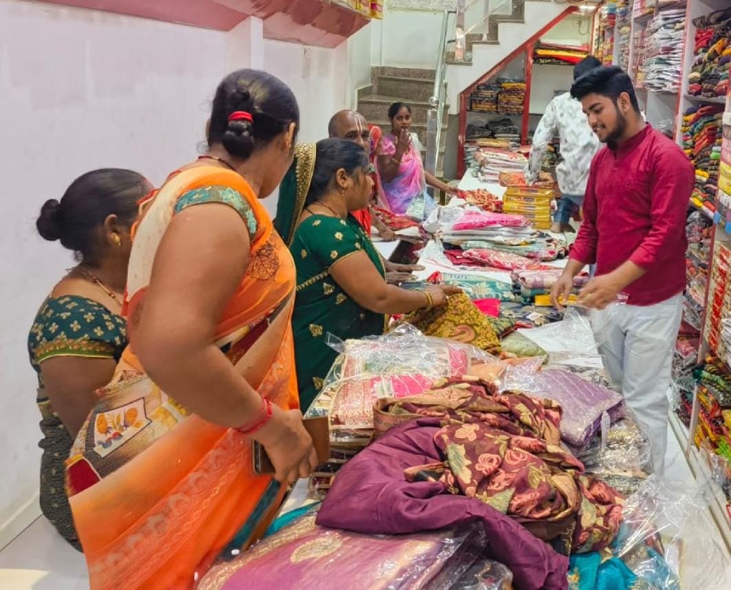Markets buzz with crowds on Dhanteras