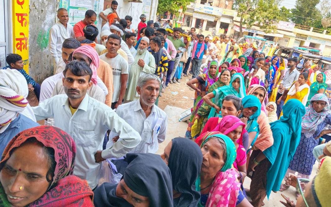Farmers queue up, worried about fertilizers