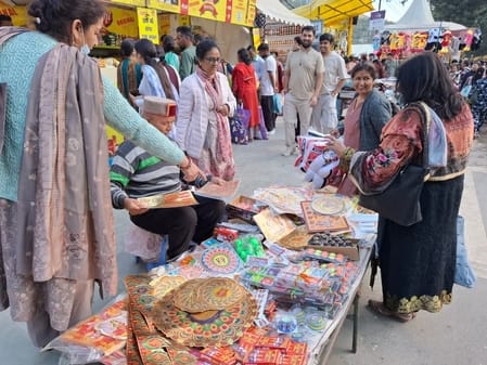The market blossomed under the shade of lamps
