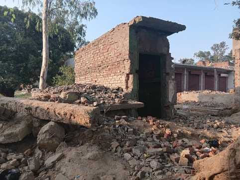 The work of making the highway four-lane has come to a standstill due to the encroachment not being removed in Kant.