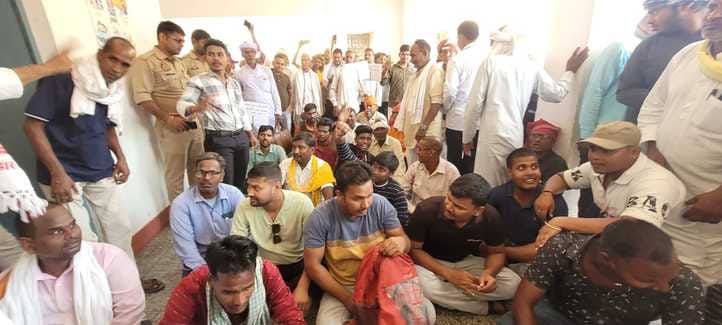 The God Kharwar community took out a procession and demonstrated.