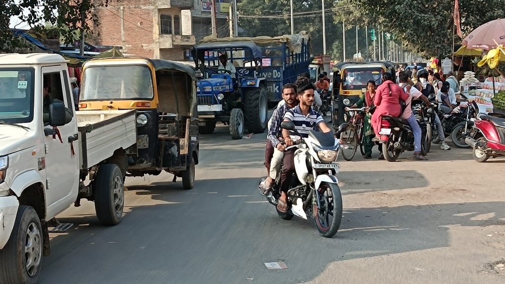 The problem of traffic jam at Hamzapur intersection became severe.