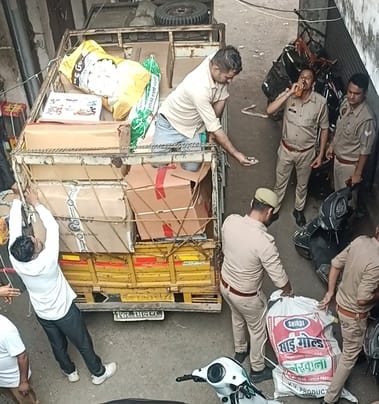 Traders get angry after policemen are accused of carrying firecrackers.