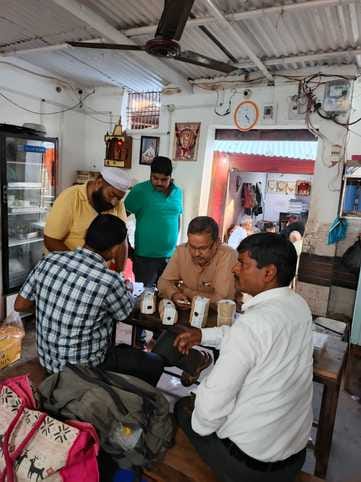 Khoya Mandi was raided, shopkeepers closed their shops and fled.