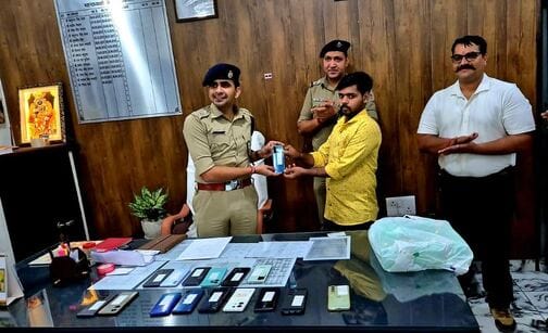 Police gave Diwali gift, returned 32 lost mobile phones to their owners