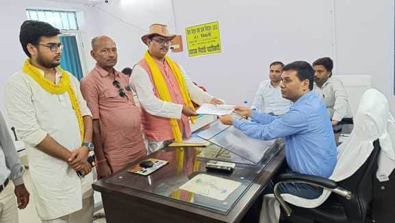 सुपौल के निर्मली में जनसुराज पार्टी की ओर से नामांकन दाखिल करते प्रखंड प्रमुख रामप्रवेश कुमार य