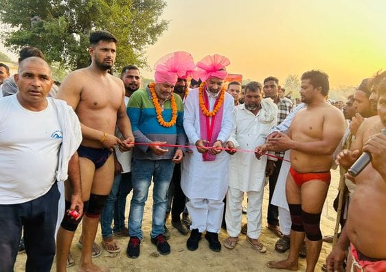 Wrestlers showed their strength in the wrestling competition.