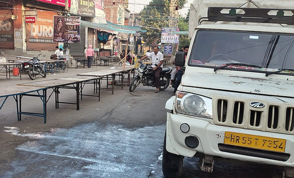 A motorcycle fell off a narrow road, injuring a milk vendor