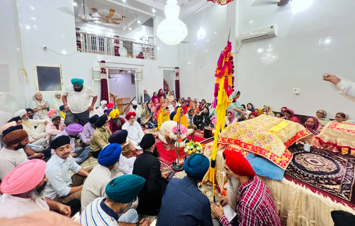Prabhat Pheri reached Gurdwara Nanak Jhira Sahib, welcomed with flower showers