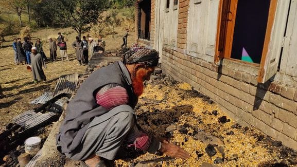 Srinagar, Rashtriya Rifles, Gave goods, Fire Victims, Shopian