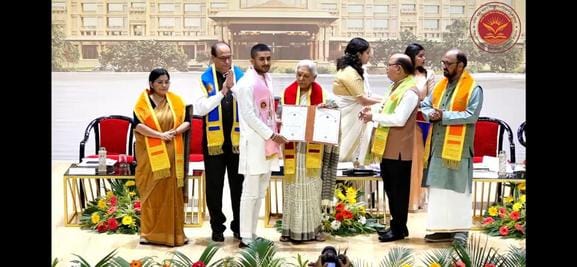 Himanshi Jadon and Gaurav Parashar were honored at the convocation ceremony.