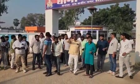 Police station surrounded in protest against beating of a fellow worker
