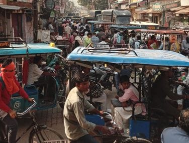 There was traffic jam on many major routes in the morning and evening, people worried.