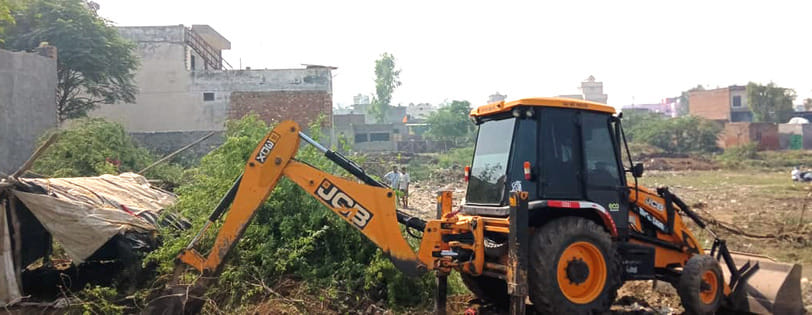 Cleaning of bushes started with JCB in Ward-2 of Kalayat.