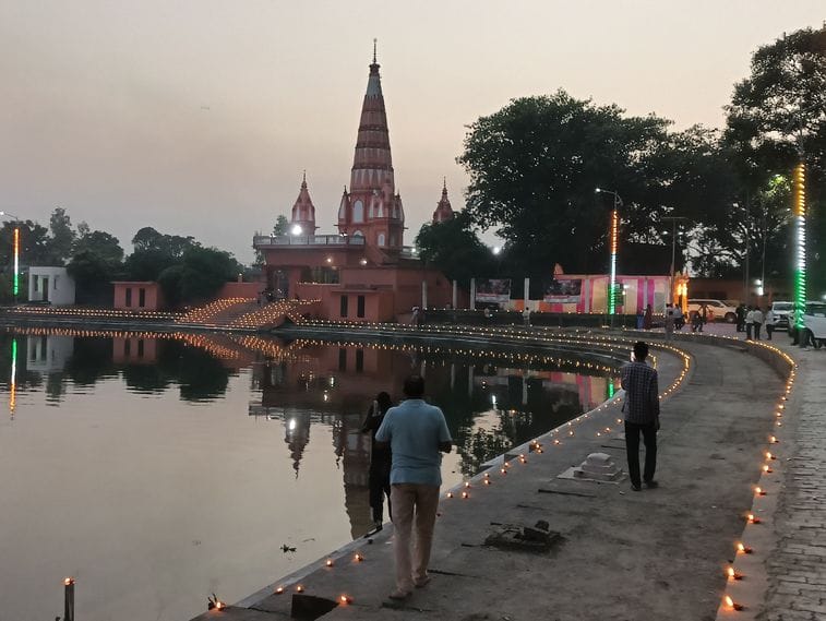 Siddharthnagar News: The pilgrimage lake of Bharatbhari lit up with 2100 lamps