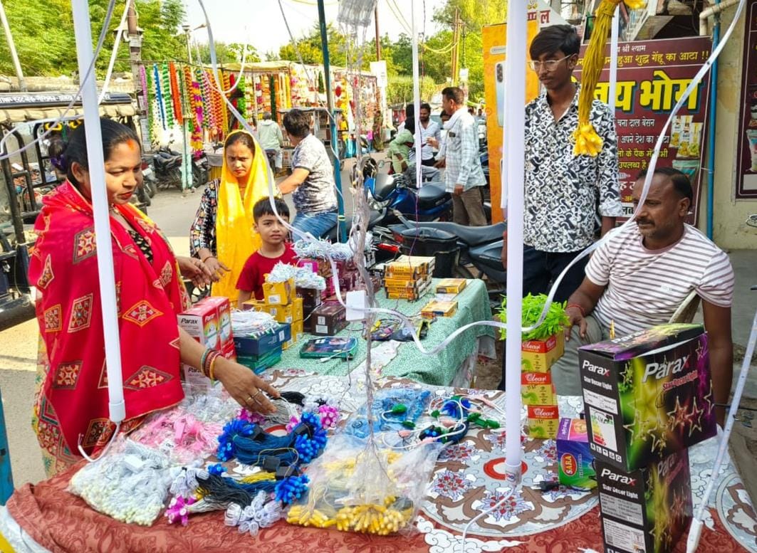 Markets are decked up for Dhanteras; shoppers will gather today.