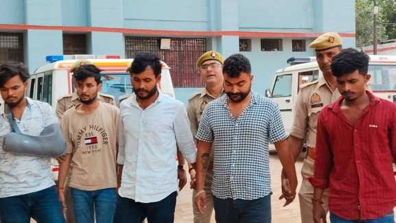 Five arms smugglers arrested with five pistols and two guns