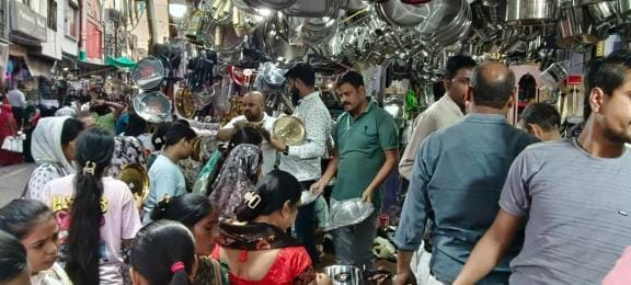 The market received the blessings of Goddess Lakshmi, with a record-breaking turnover of Rs 65 crore.