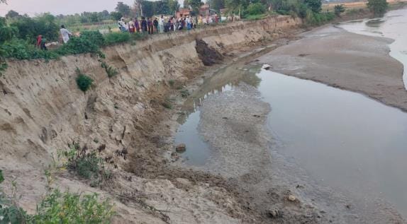 Villagers are scared due to the erosion of the mountain stream, 40 houses are in danger.
