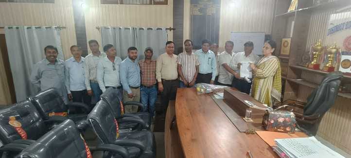 Teachers submitted a memorandum to the Deputy Education Officer in support of their demands.