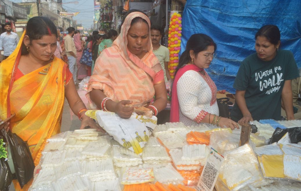 Dhanteras: People shopped for Diwali, bringing in Rs 100 crore in the market