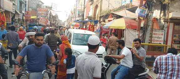 Entry of four-wheelers from Lal Darwaza to Chowk Bazaar is prohibited for four days.