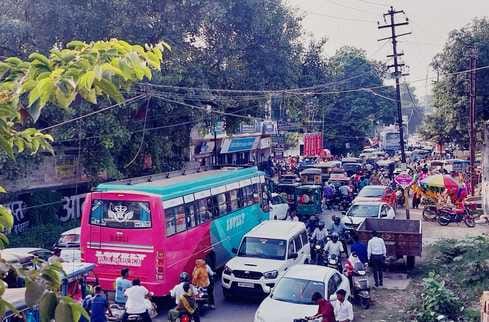 Vehicles were parked haphazardly, then faced traffic jams.