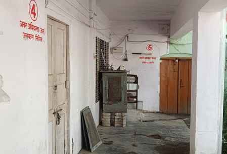 Complainants are punctual, officers and employees are latecomers