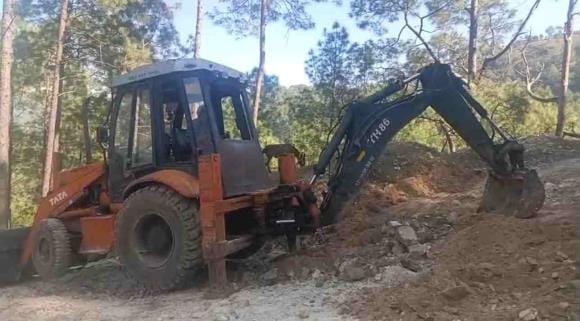 Vehicles will run on the Dayakot-Gairad road, the sick will be relieved from the doli.
