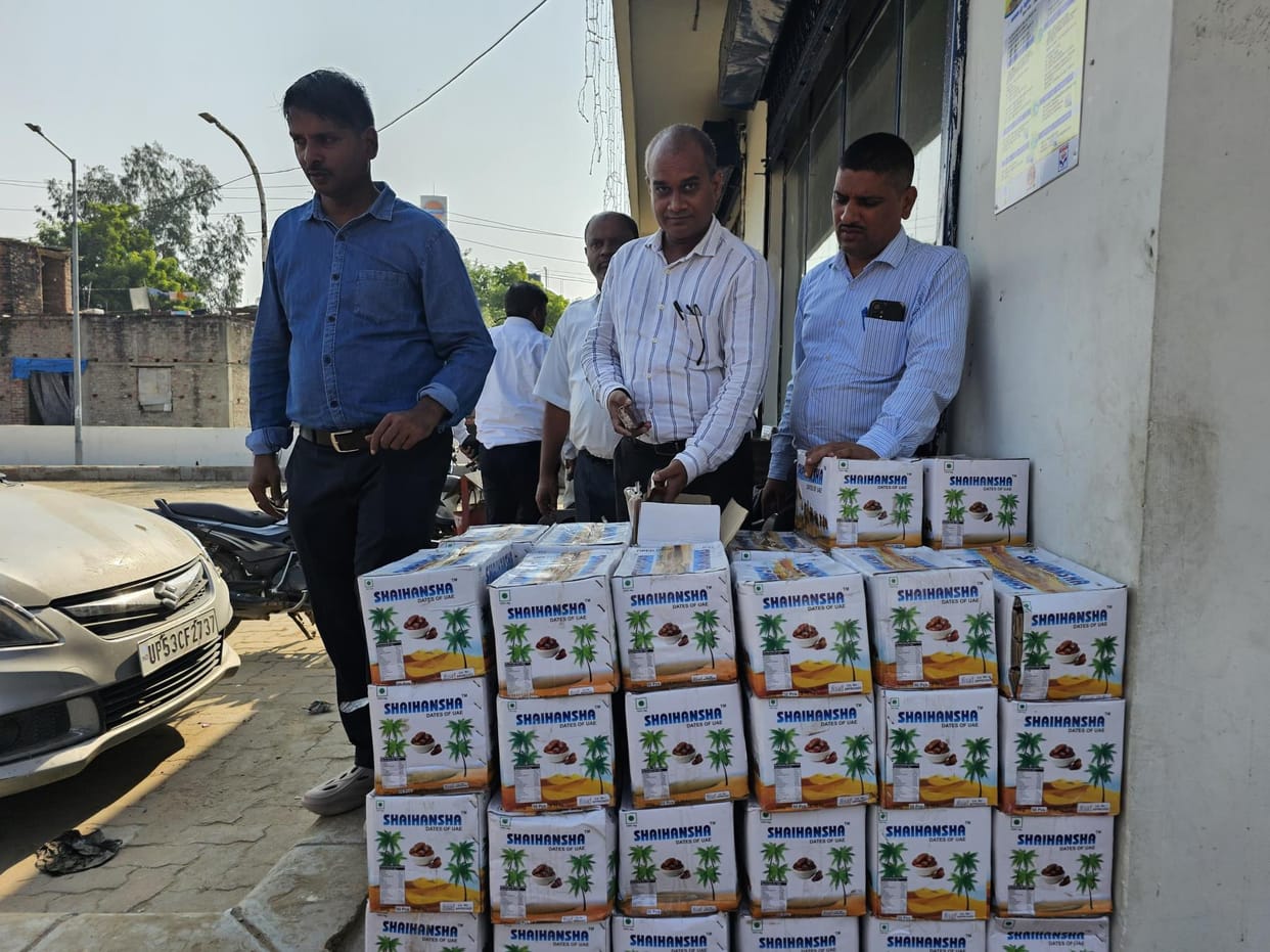 Gorakhpur News: Five quintals of spoiled dates from Delhi, 10 quintals of sweets from Lucknow seized
