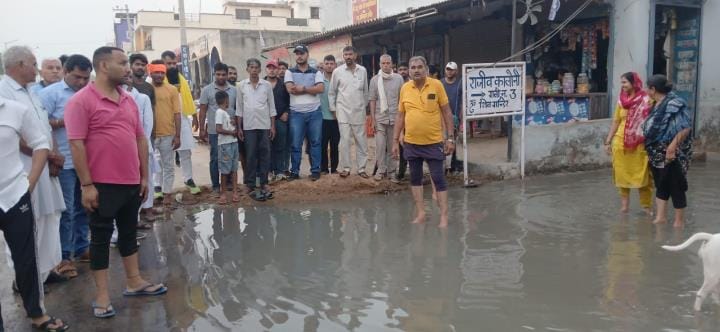 Residents of Rajiv Colony expressed their anger over sewer overflow.