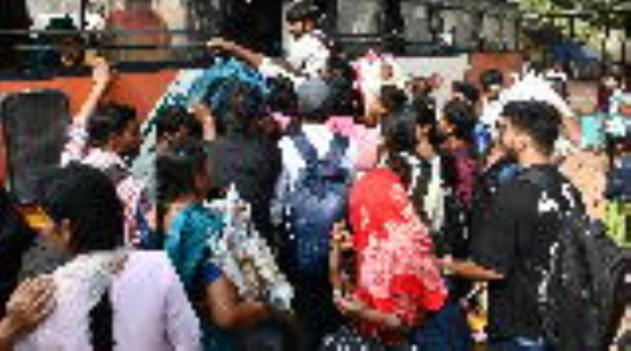 Gorakhpur News: Crowds are gathering to go home by buses on local routes.