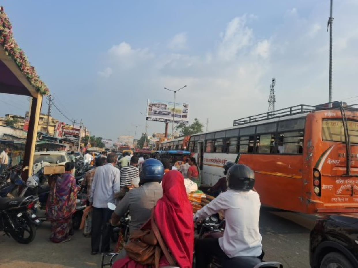 The Salempur main road was blocked for hours, causing inconvenience to commuters.